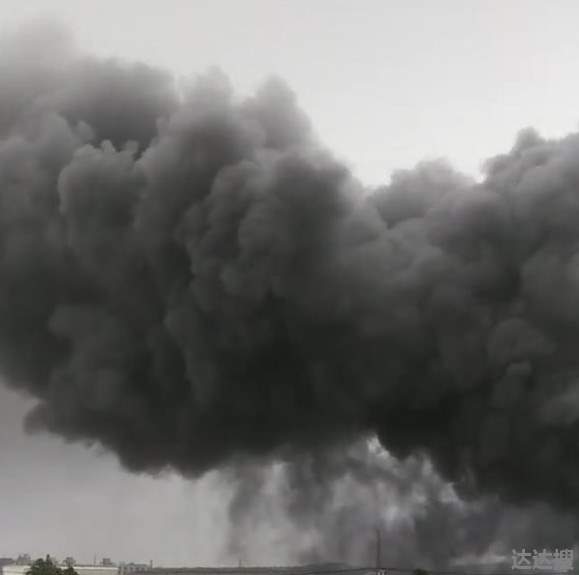 福建晋江一塑胶厂发生火灾,现场浓烟遮天,伤亡不明1