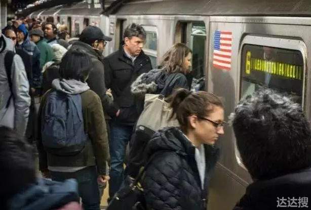 纽约地铁多名乘客遭暴力袭击：有人被抢劫犯拿枪威胁1