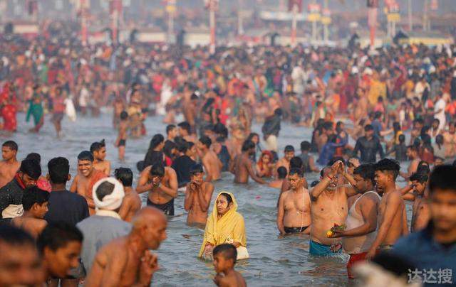 印度超两百万人聚集恒河沐浴 印度超两百万人聚集恒