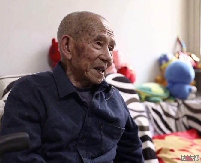 九旬老号兵唇上仍有号嘴印 老号兵唇上有号嘴印