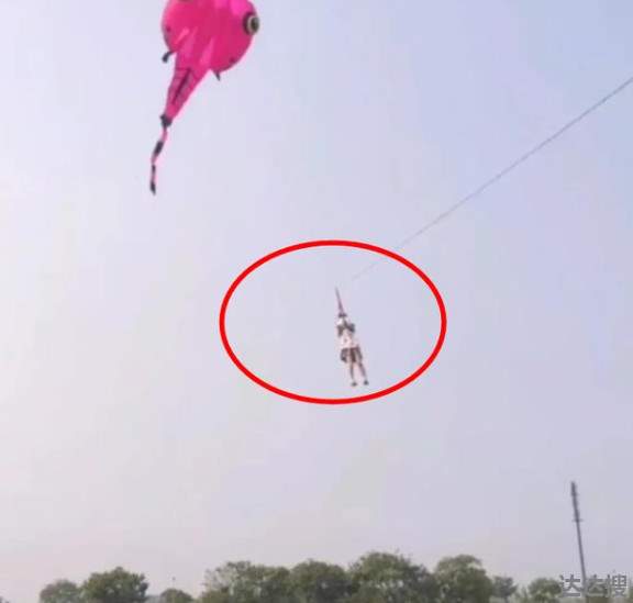 女童抓风筝绳飞至近10米高空1