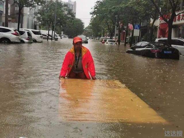 媒体问郑州暴雨灾情:谁为地铁喊停？