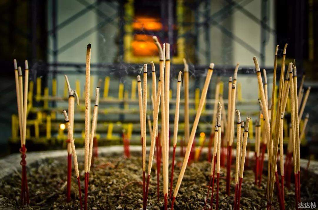 香,有荡涤尘垢作用,可以清净空气,令人闻之欢喜,洗涤心灵 .