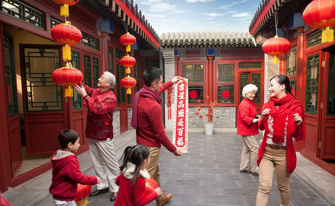 文章插图贴春联的由来和寓意春联由古代的桃符演化而来 .