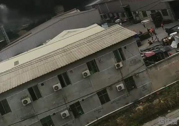 福建晋江一塑胶厂发生火灾,现场浓烟遮天,伤亡不明2