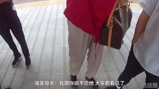 江苏一男子车站撒泼袭警