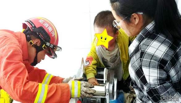 婆婆手指被机械卡住，武汉新洲消防出动解救2