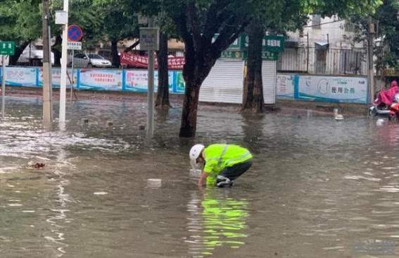 广西北海暴雨来袭困扰民众1