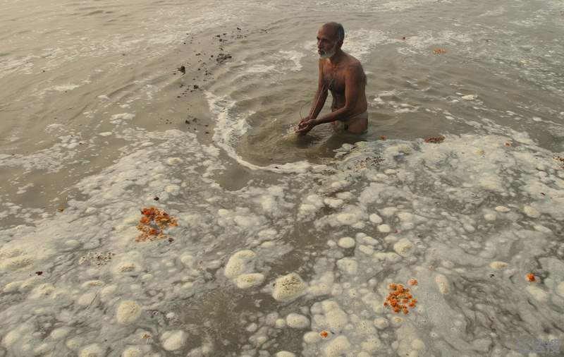 印度官员回应恒河浮尸:系河葬习俗
