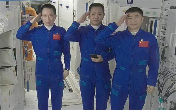 3名航天员离开空间站前敬礼致谢