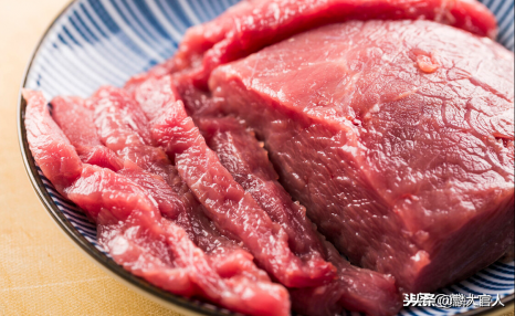 切牛肉，“横着切”还是“竖着切”？大厨：都不对，这样切才软嫩