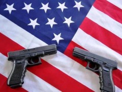 美国两儿童持AK-47朝警察疯狂射击！美国持枪合法的原因是什么？