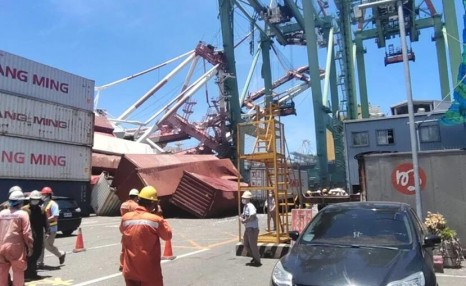 高雄港3日中午发生货轮撞倒起重机（图片来源：台湾《联合报》）