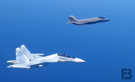 俄罗斯苏-30SM战斗机不断贴近F-35战斗机