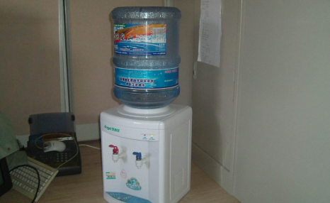 饮水机过夜不关，反复烧开会导致水毒吗？