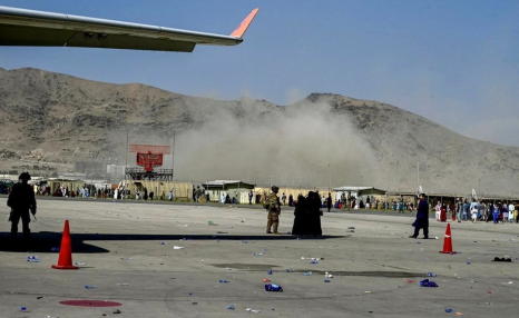喀布尔机场爆炸死亡人数超百