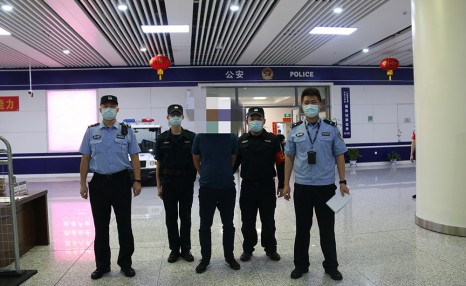 深圳一男子在高铁站用手机偷拍女乘务员裙底，被行拘5日